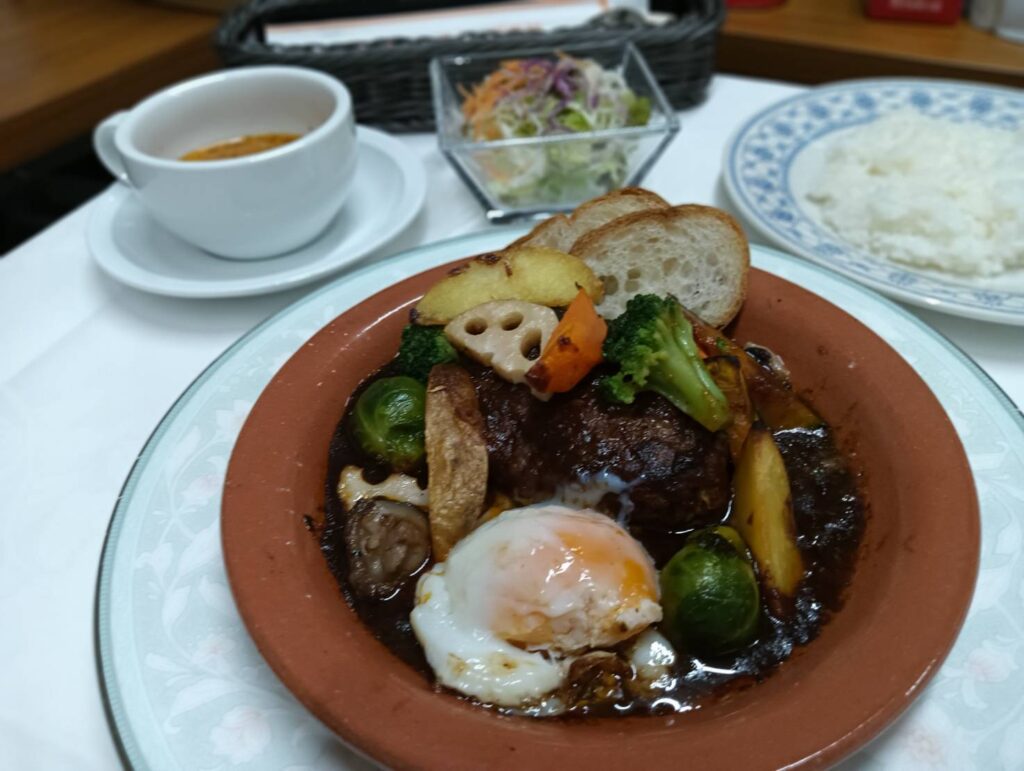 ７種の野菜とデミグラスハンバーグ
