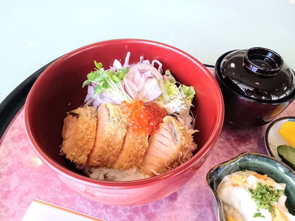 サーモンフライのタルタルソース丼