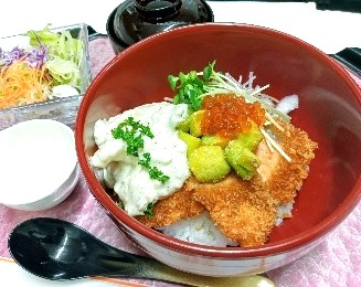 サーモンフライとアボカドのタルタルソース丼
