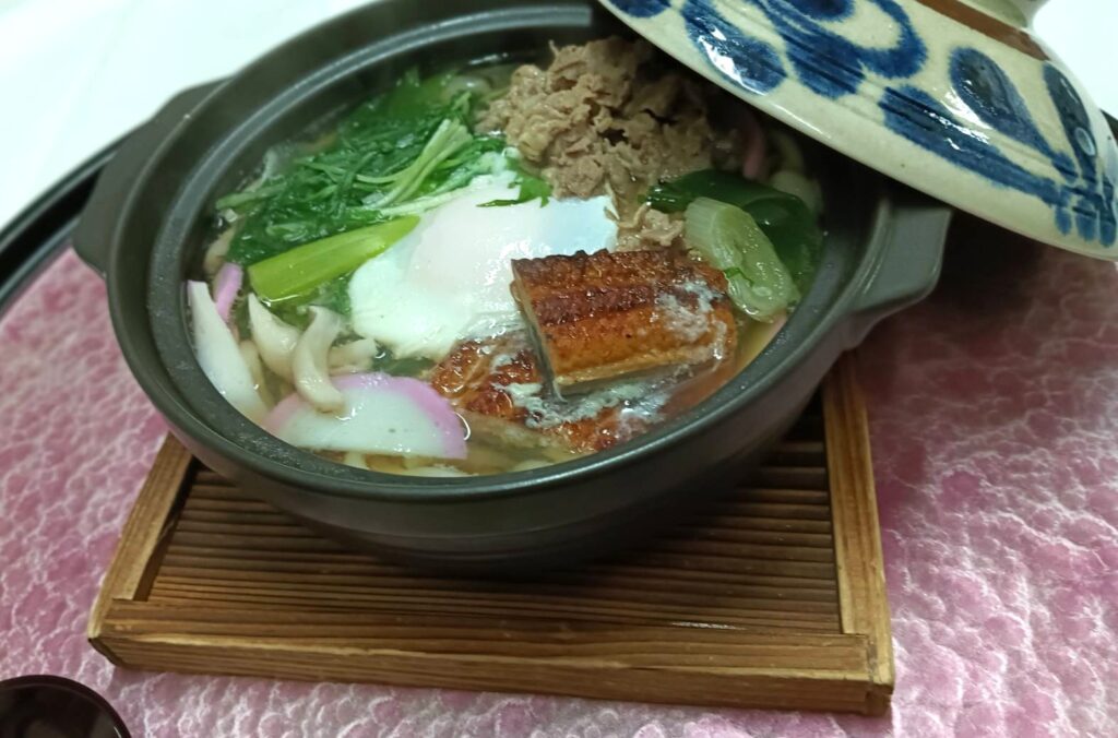 鰻と牛肉の鍋焼きうどん