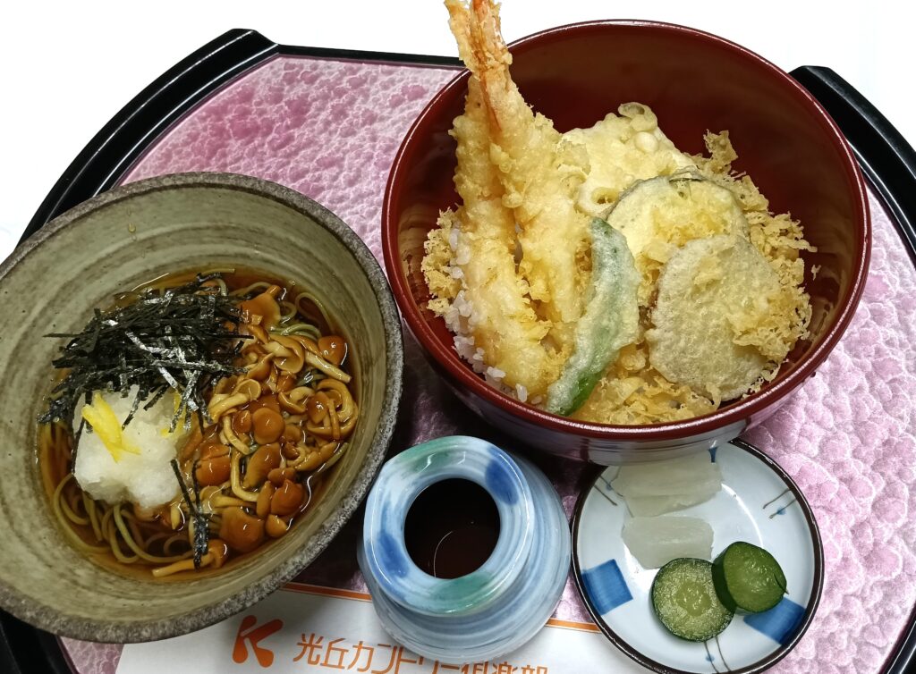 大海老の天丼と冷やしなめこ卸し茶蕎麦
