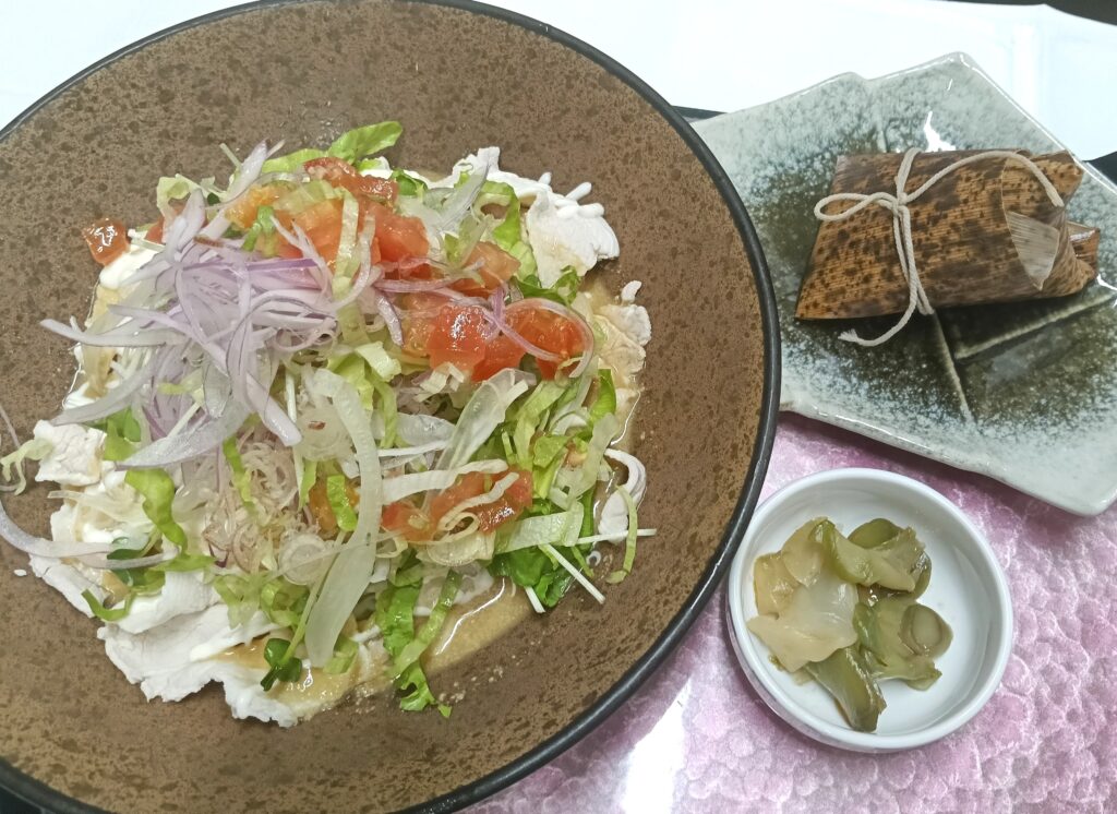 豚しゃぶサラダの冷麺と中華ちまき