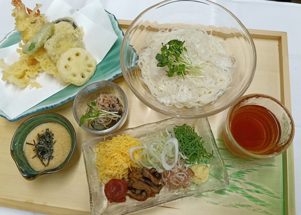 涼風彩り素麺と天ぷら盛り合わせ